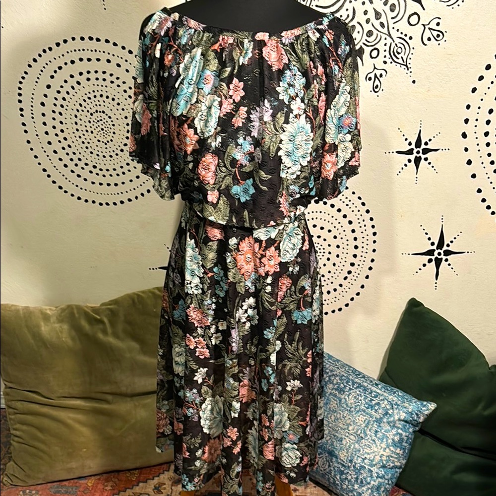 Vintage 70s Floral Lacy Flutter-sleeved Midi Dress